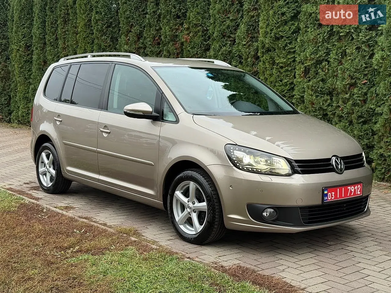 Volkswagen Touran 2012 photo 2