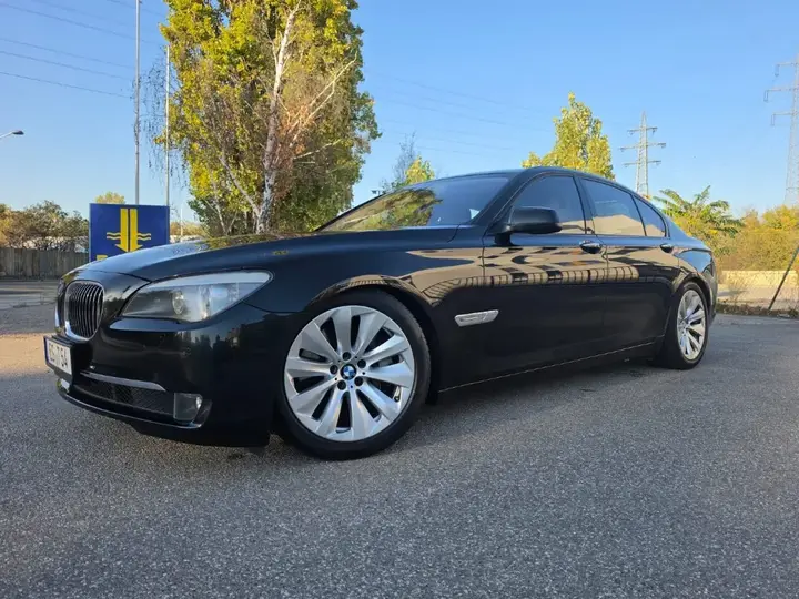 BMW 7 Series 2012 photo 2
