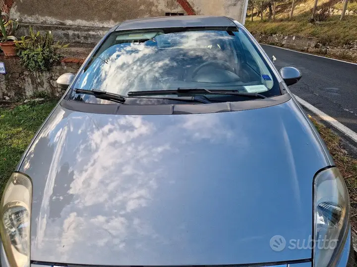 Fiat Grande Punto 2011 photo 2