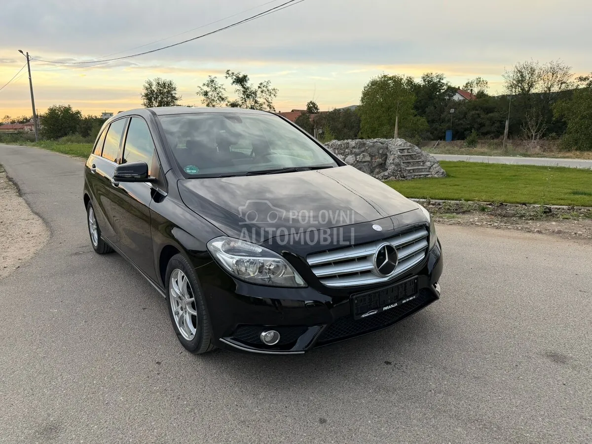 Mercedes-Benz B 180 2013 photo 2