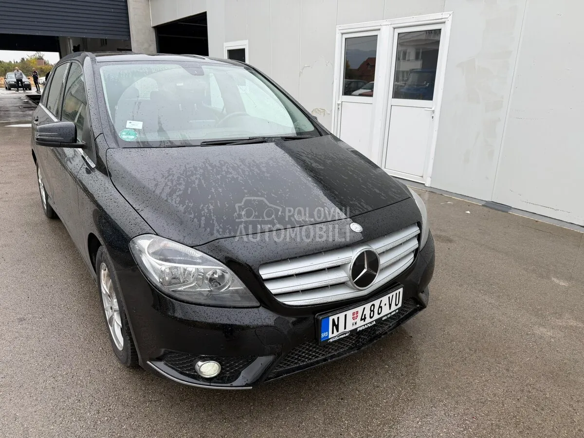 Mercedes-Benz B 180