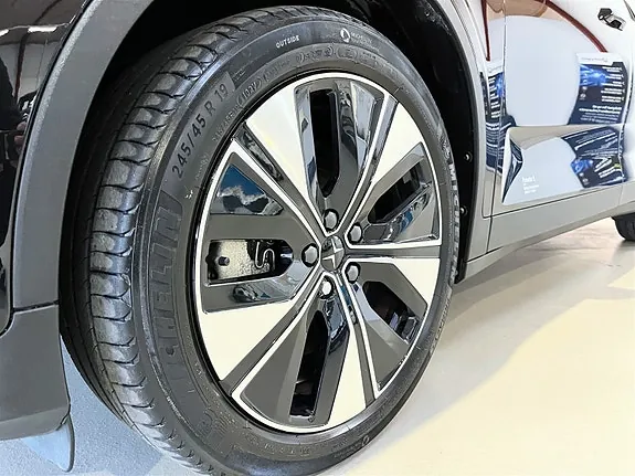 Polestar 2 2023 photo 2