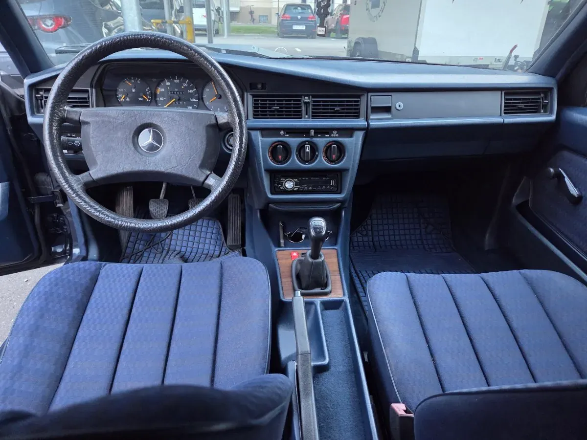 Mercedes-Benz 190 1990 photo 2