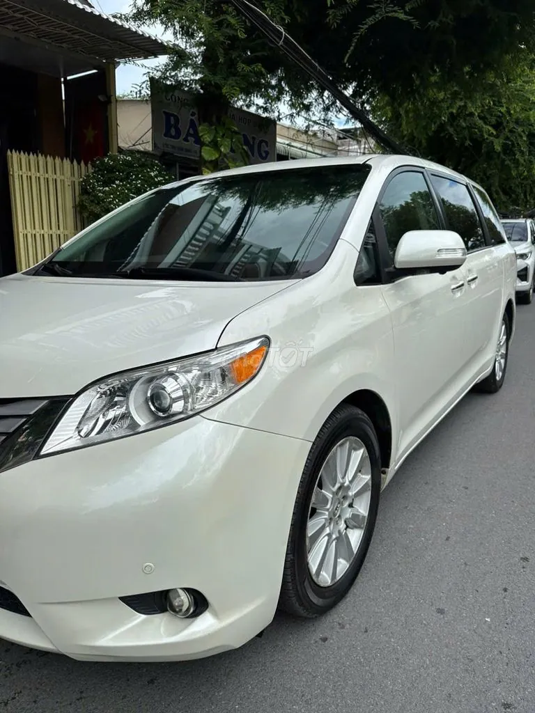 Toyota Sienna 2013 photo 2