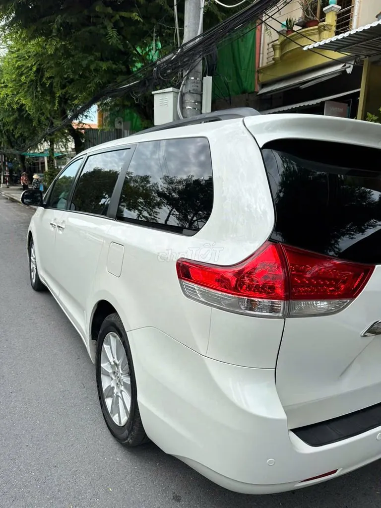 Toyota Sienna 2013 photo 3