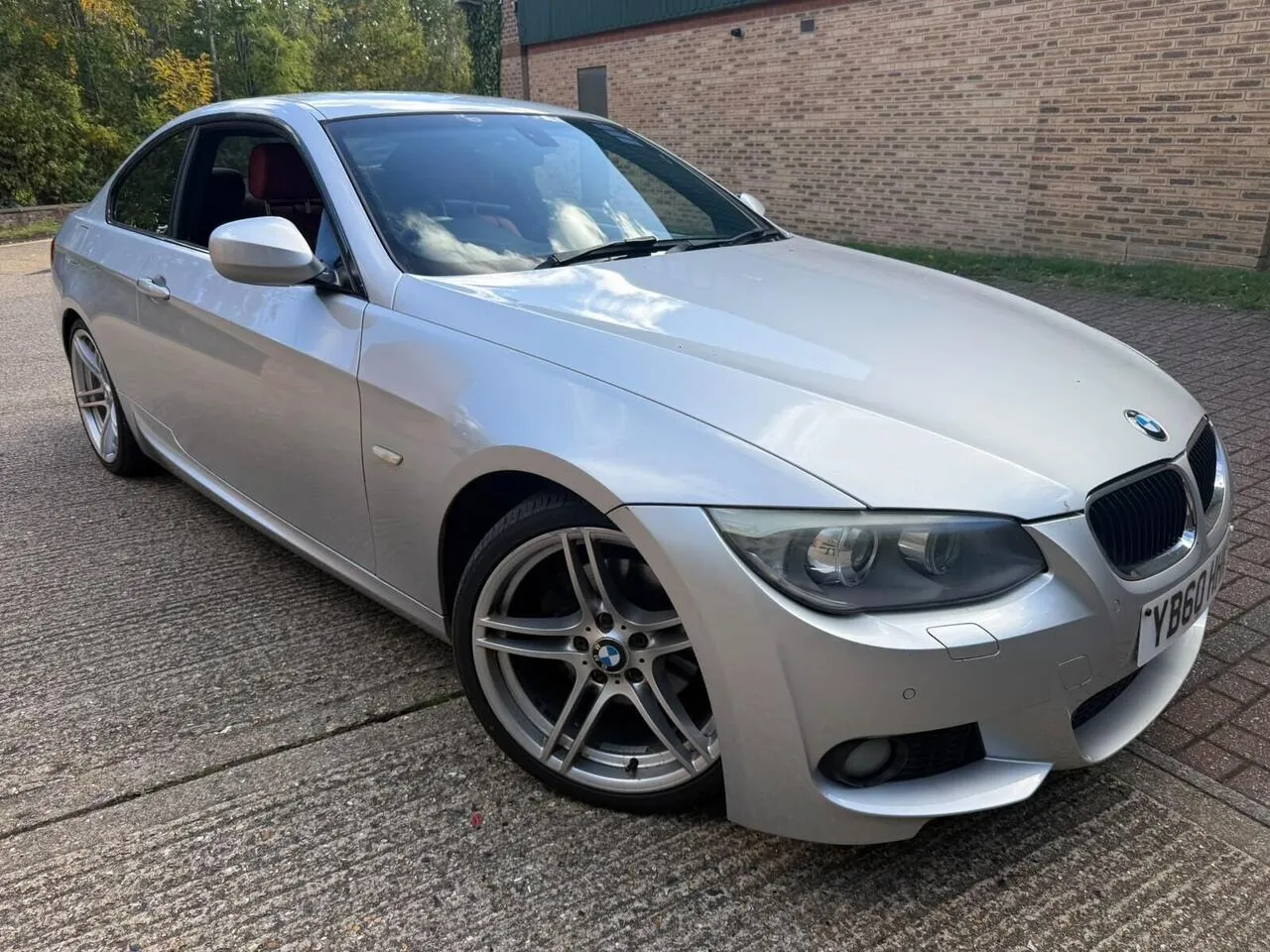 BMW 3 Series 2011 photo 2