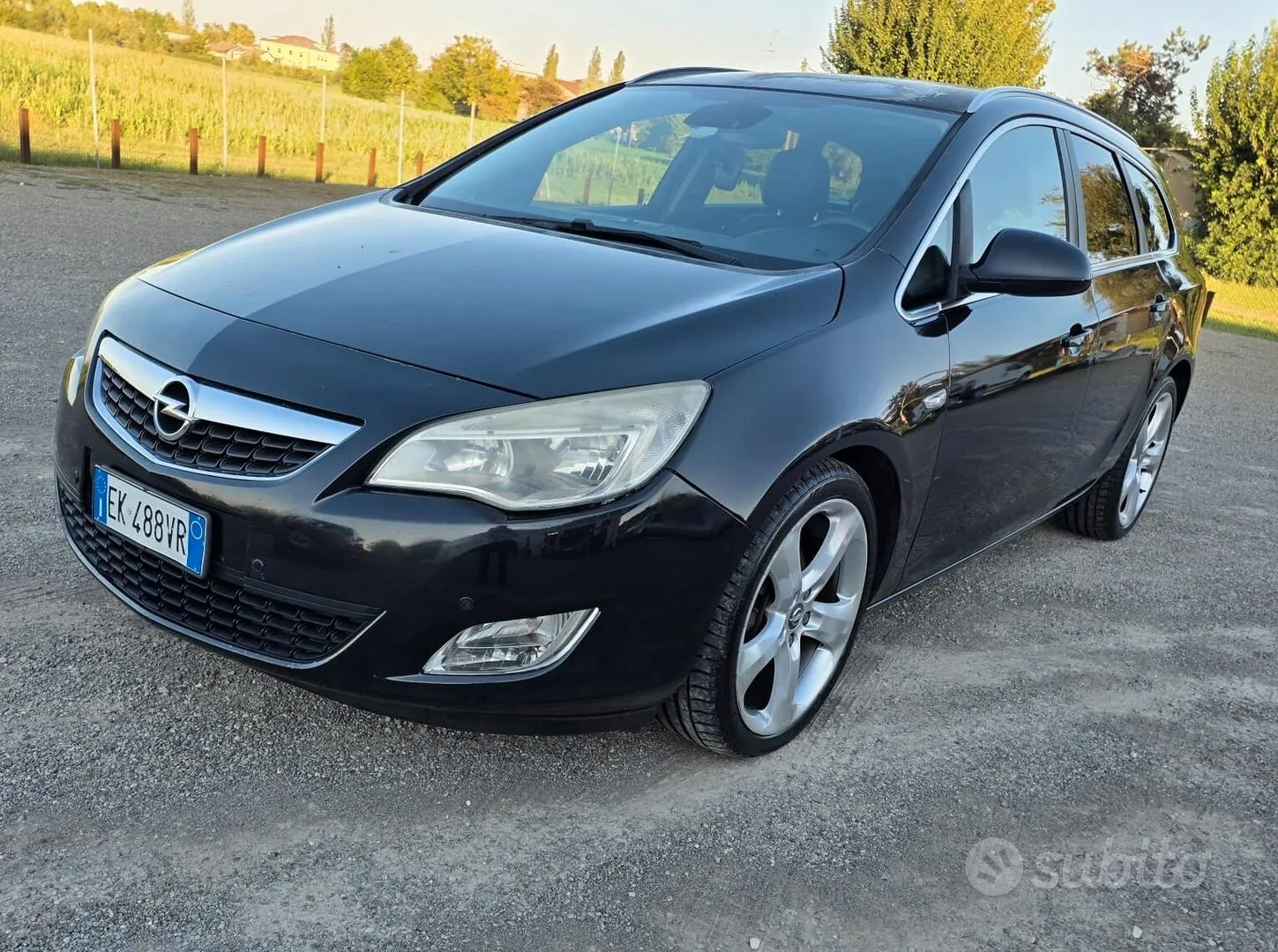 Opel Astra 2011 photo 2