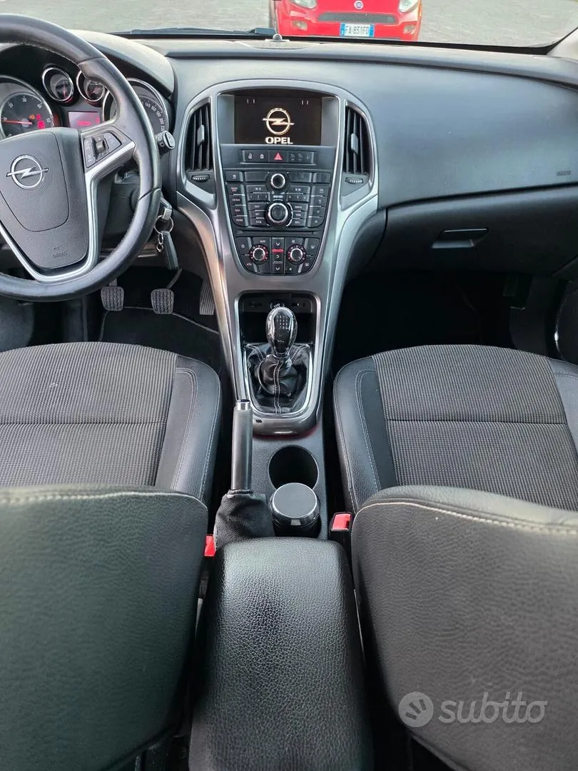 Opel Astra 2011 photo 4