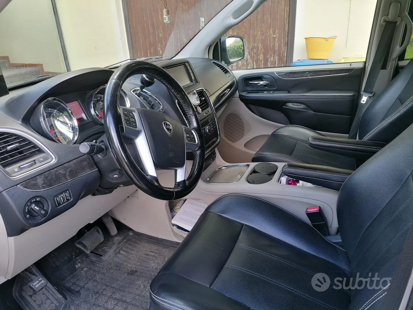 Lancia Voyager 2012 photo 3