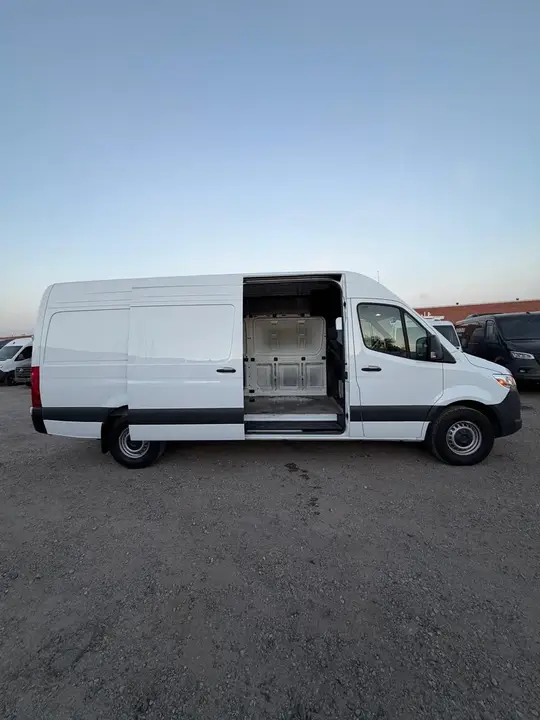 Mercedes-Benz Sprinter 2025 photo 2