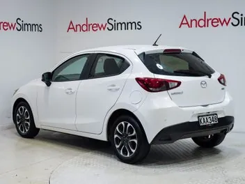 Mazda 2 2016 photo 3