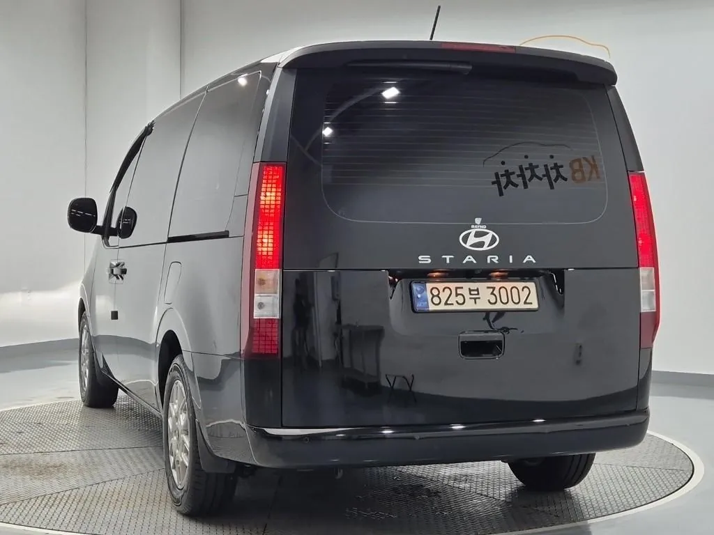 Hyundai Staria 2025 photo 2