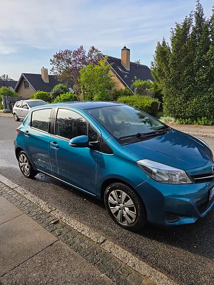 Toyota Yaris 2011 photo 2
