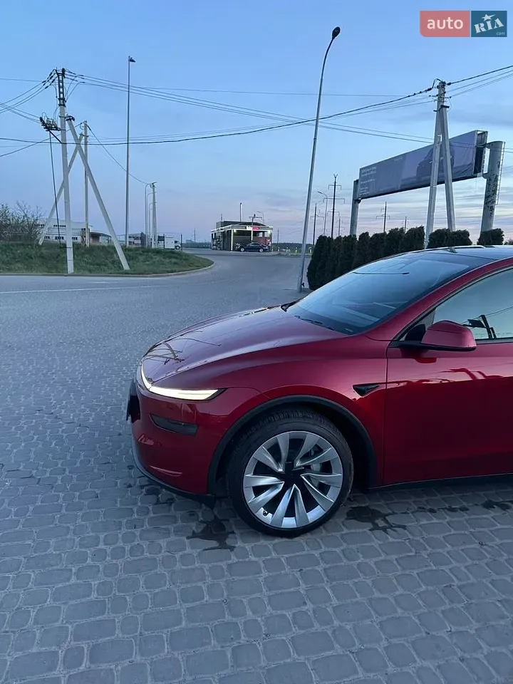 Tesla Model Y 2025 photo 2