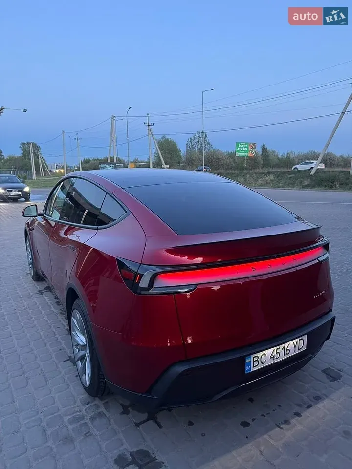 Tesla Model Y 2025 photo 4