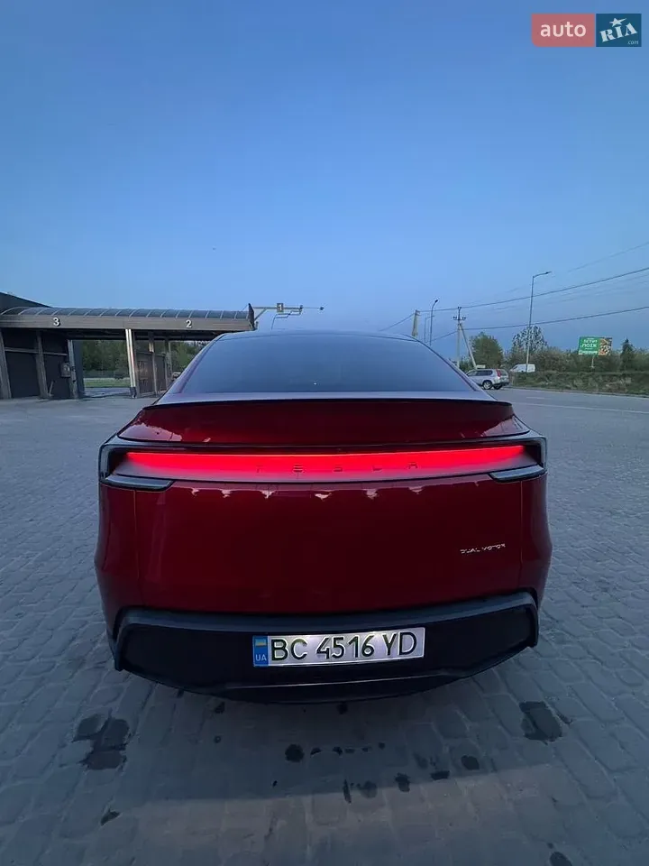 Tesla Model Y 2025 photo 5