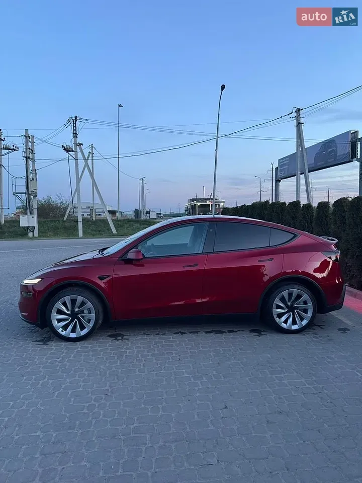 Tesla Model Y 2025 photo 3