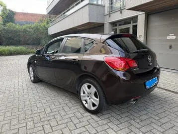 Opel Astra 2012 photo 2