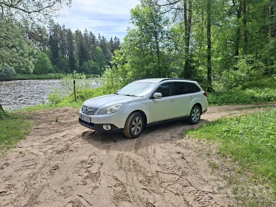Subaru Outback 2011 photo 2