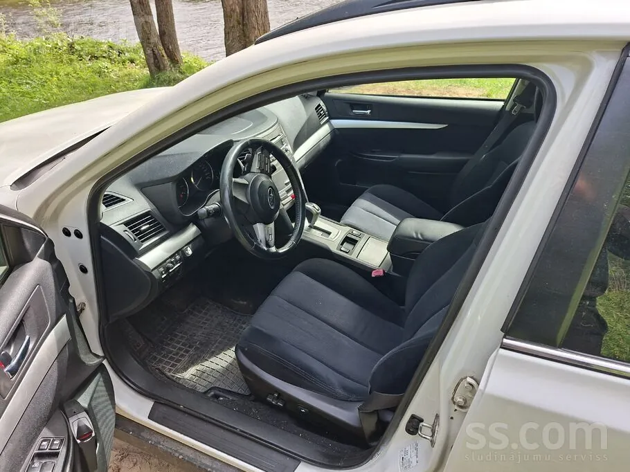 Subaru Outback 2011 photo 3