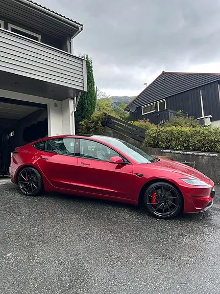 Tesla Model 3 2024 photo 2