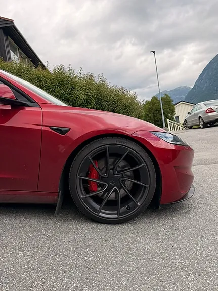 Tesla Model 3 2024 photo 4