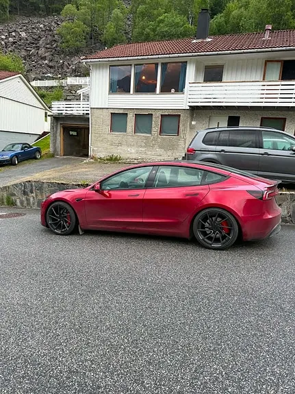 Tesla Model 3 2024 photo 3