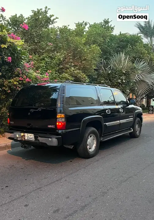 GMC Suburban 2004 photo 2