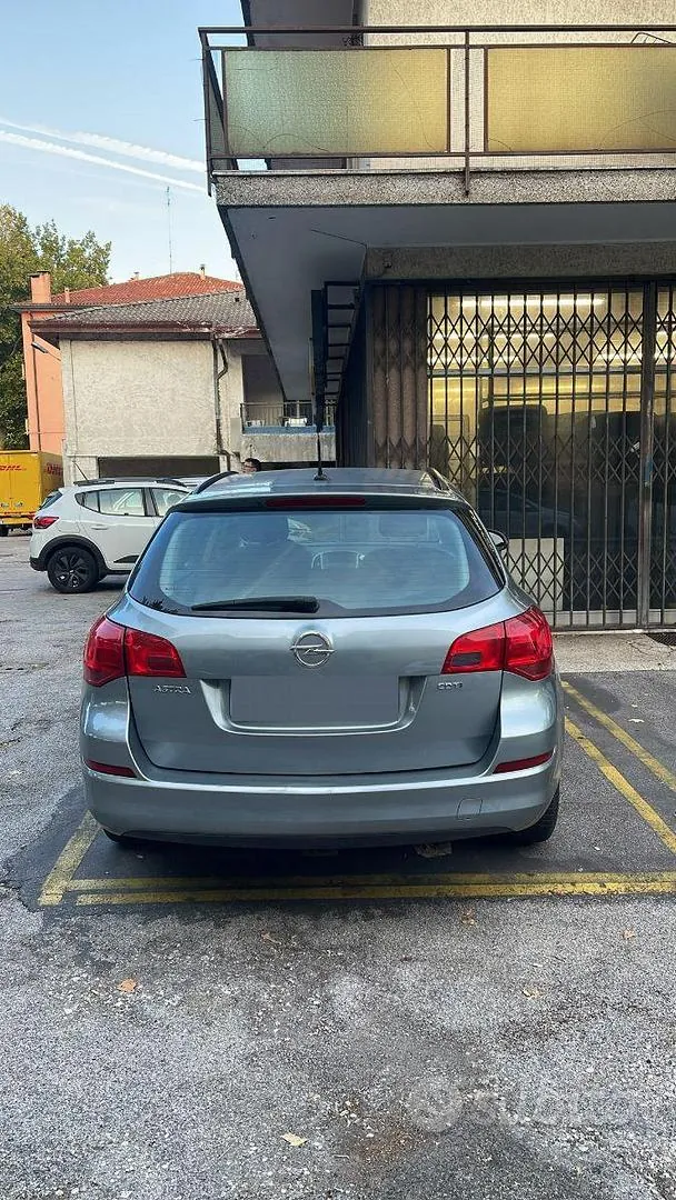 Opel Astra 2011 photo 4