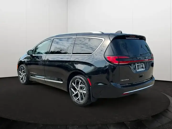 Chrysler Pacifica 2027 photo 4