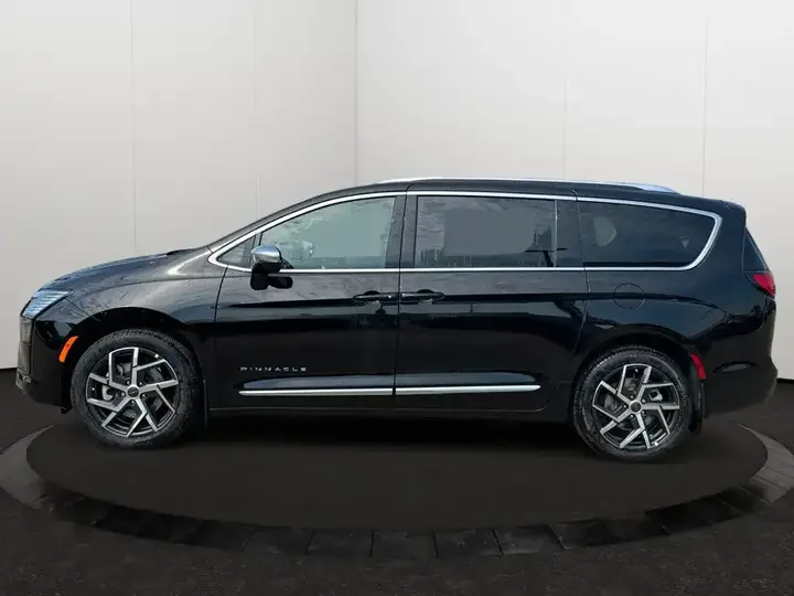 Chrysler Pacifica 2027 photo 2