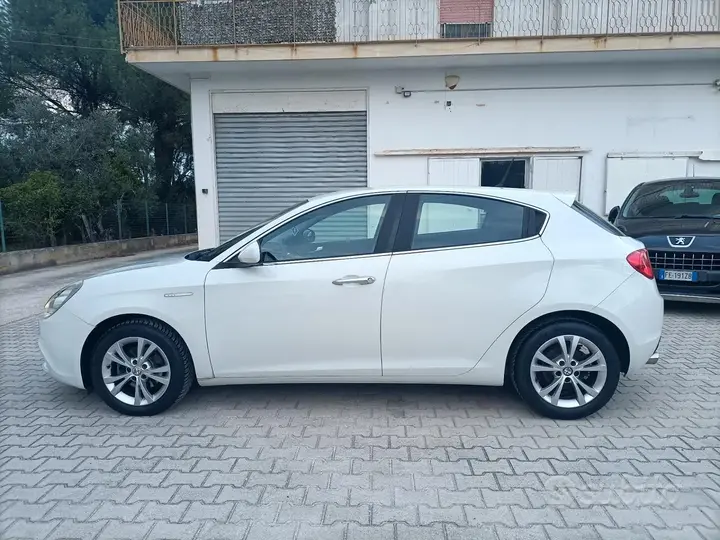 Alfa Romeo Giulietta 2013 photo 4