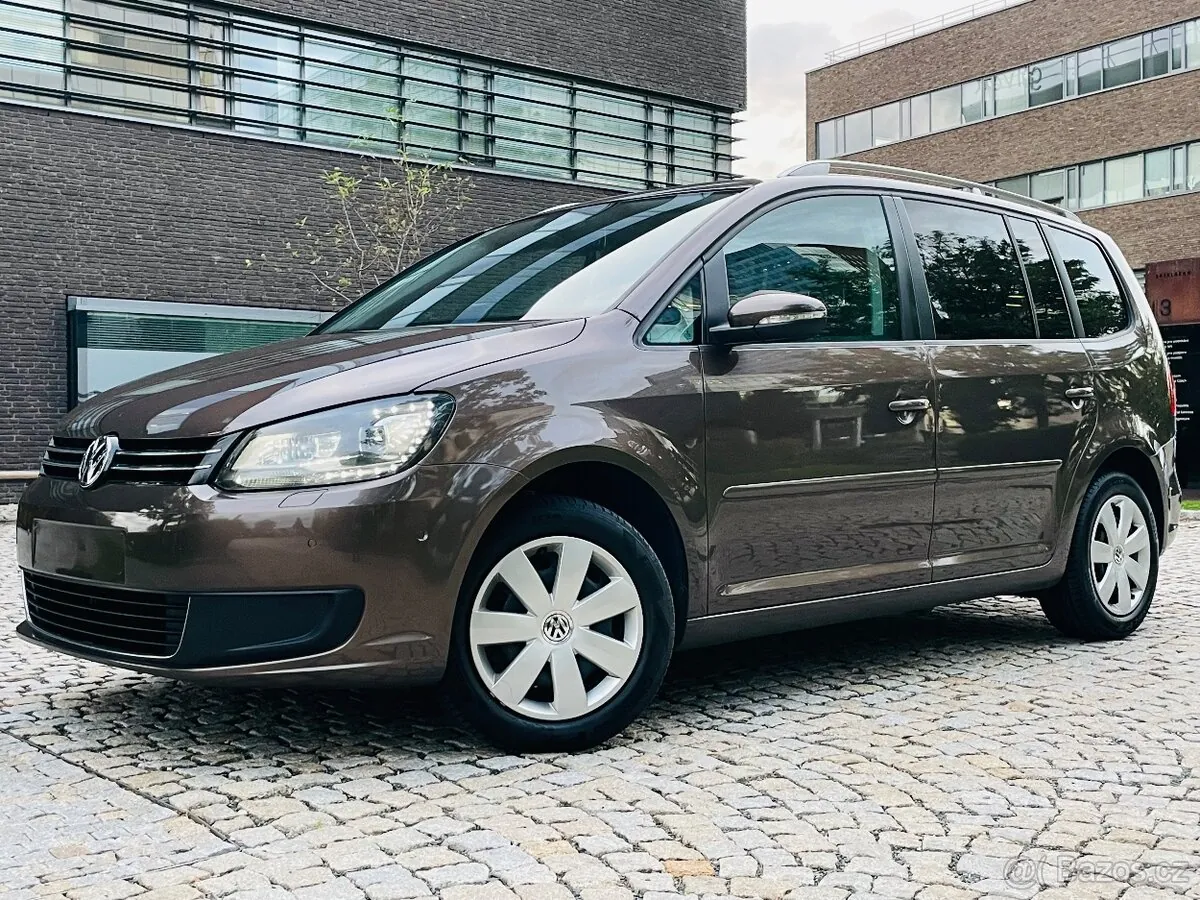 Volkswagen Touran 2012 photo 2