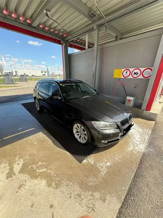 BMW 3 Series 2011 photo 2