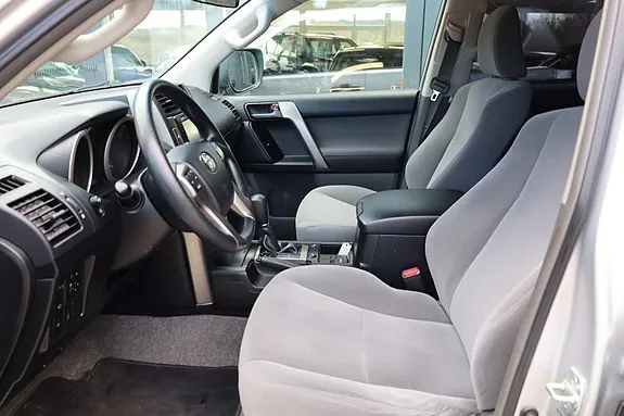 Toyota Land Cruiser 2011 photo 2