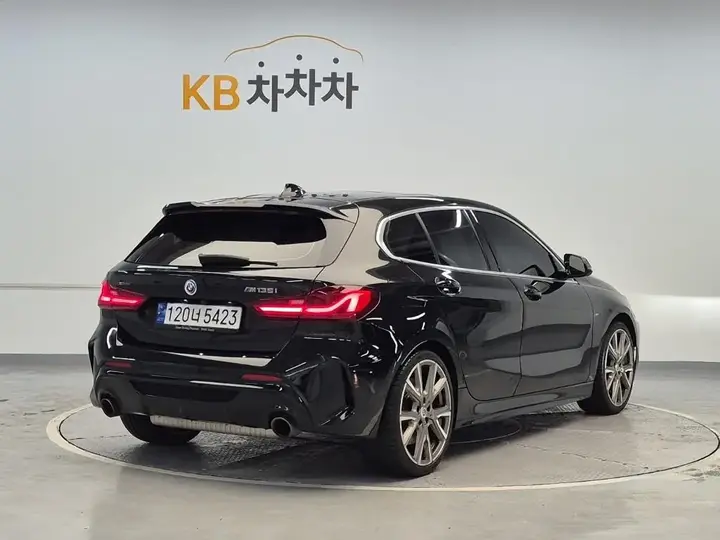 BMW 1 Series 2023 photo 3