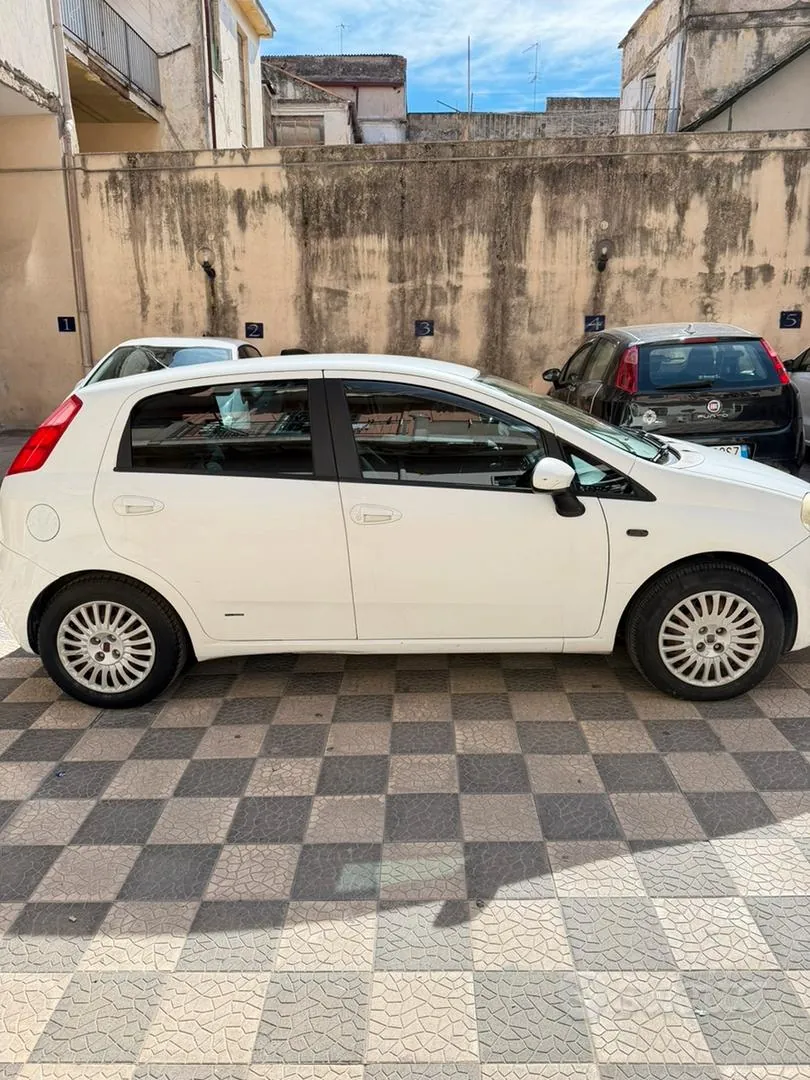 Fiat Grande Punto 2009 photo 3