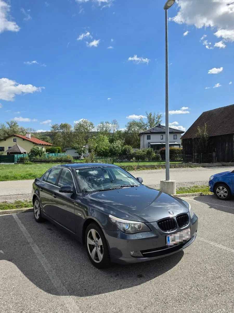 BMW 5 Series 2009 photo 2