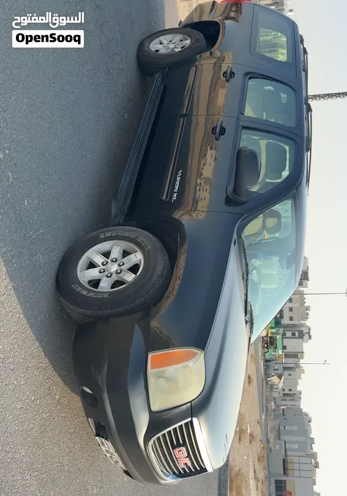 GMC Suburban 2012 photo 2