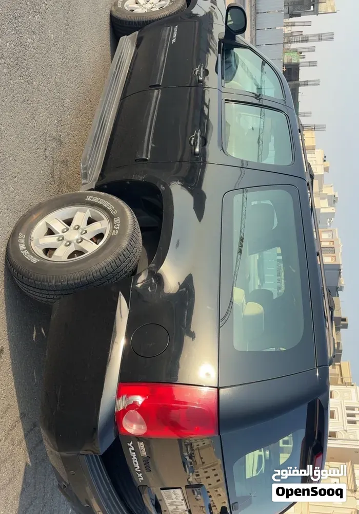 GMC Suburban 2012 photo 4