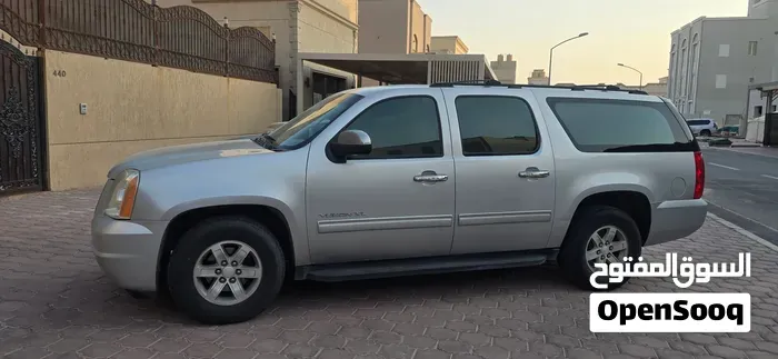 GMC Suburban 2012 photo 5
