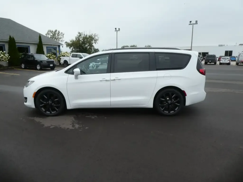 Chrysler Pacifica 2020 photo 2