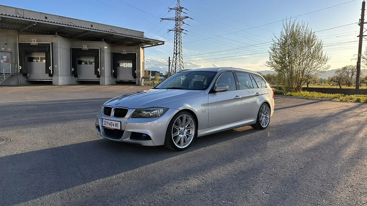 BMW 3 Series 2011 photo 2