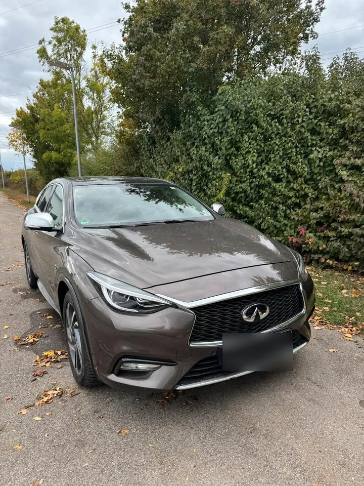 Infiniti Q30