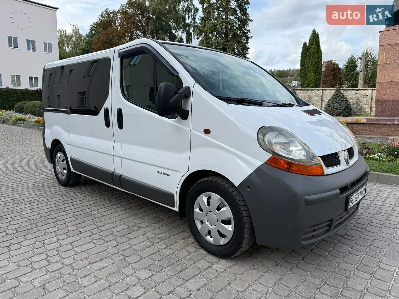 Renault Trafic 2004 photo 2