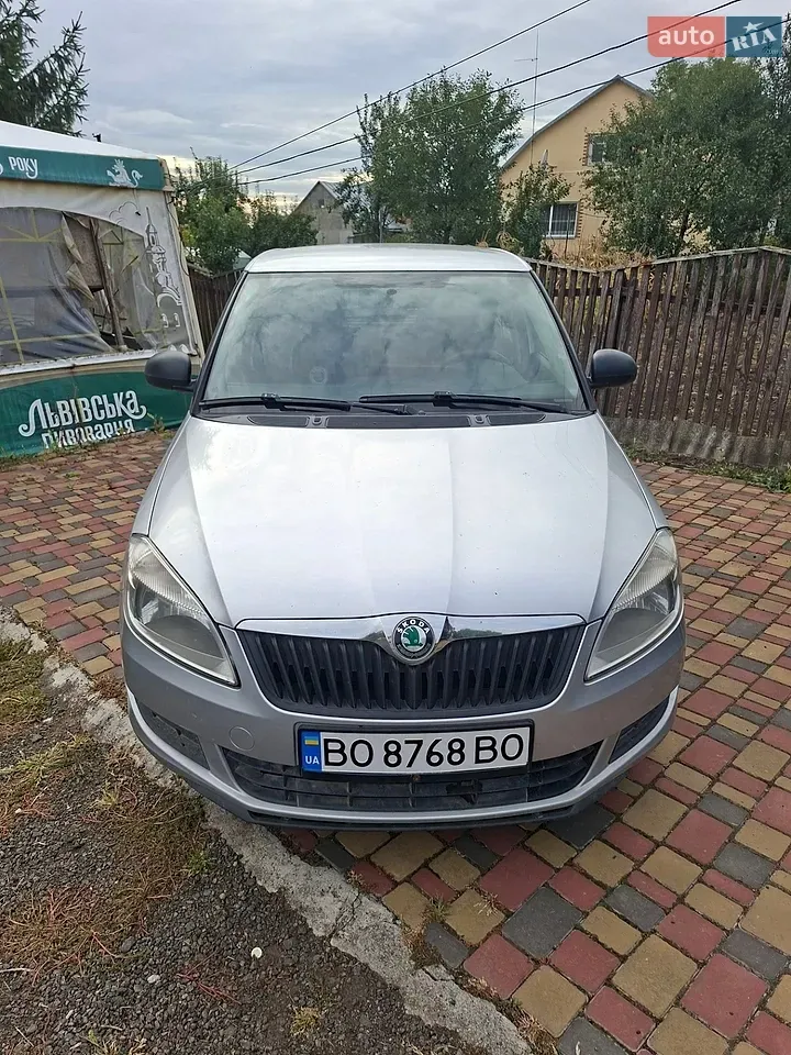 Skoda Fabia 2011 photo 2