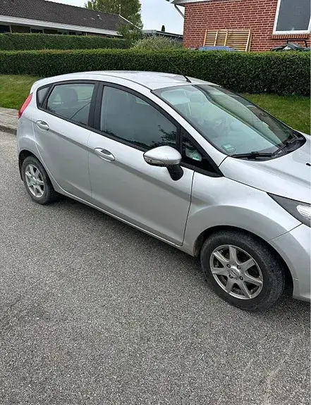 Ford Fiesta 2010 photo 2