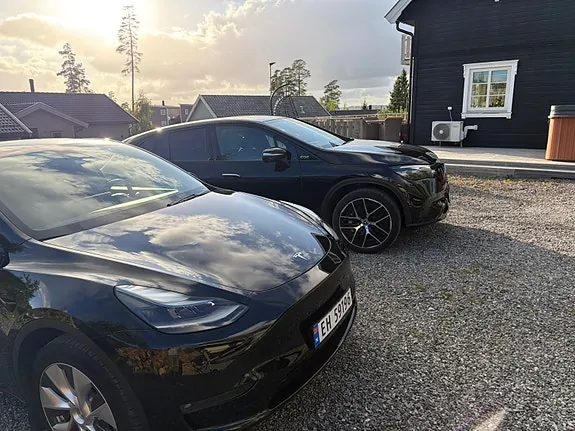 Tesla Model Y 2024 photo 2