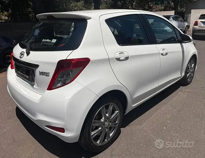 Toyota Yaris 2011 photo 3