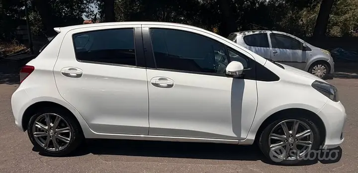 Toyota Yaris 2011 photo 2